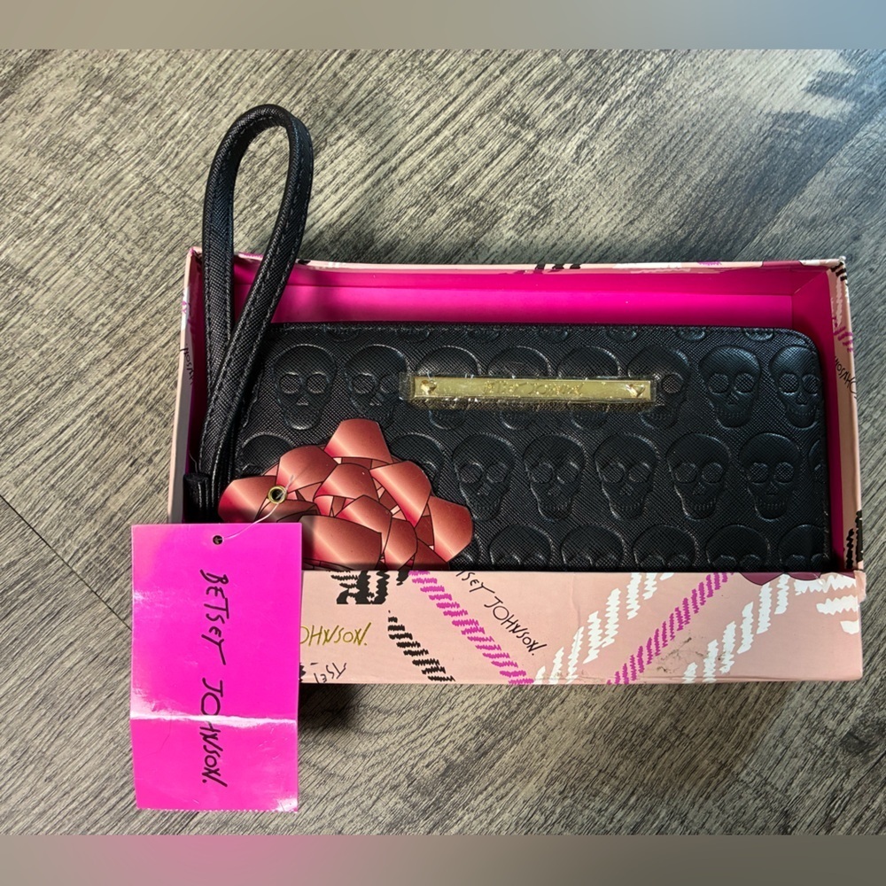 Betsey Johnson Wallet Wristlet Black Embossed Skulls Hot Pink Interior w/giftbox